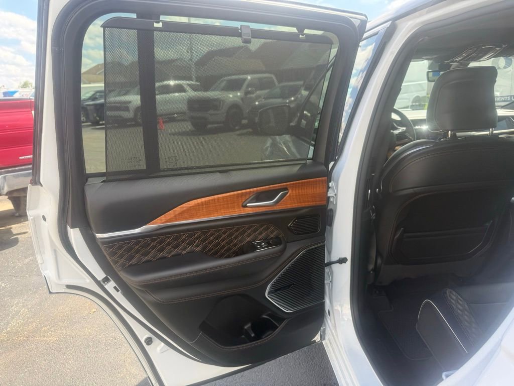 Used 2022 Jeep Grand Cherokee Summit AWD/4WD image 38