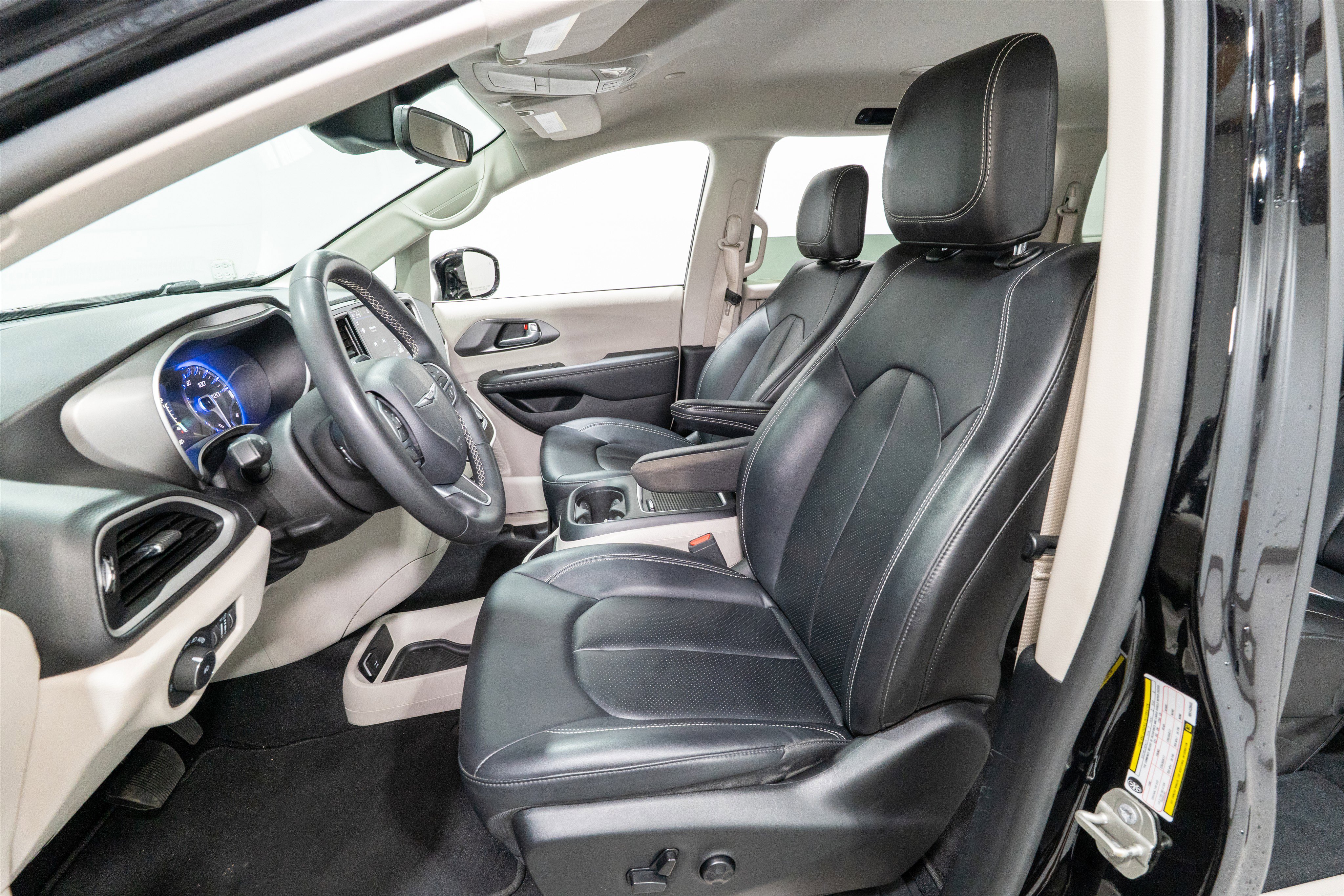 Used 2024 Chrysler Pacifica Touring-L image 16