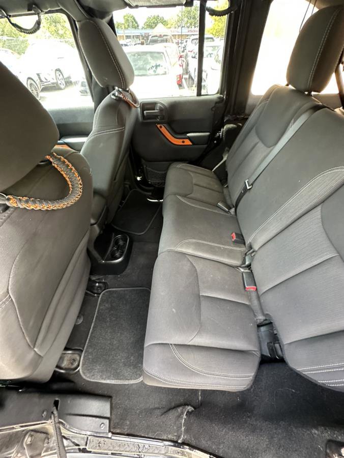 Used 2015 Jeep Wrangler Unlimited Rubicon w/ Connectivity Group AWD/4WD image 16