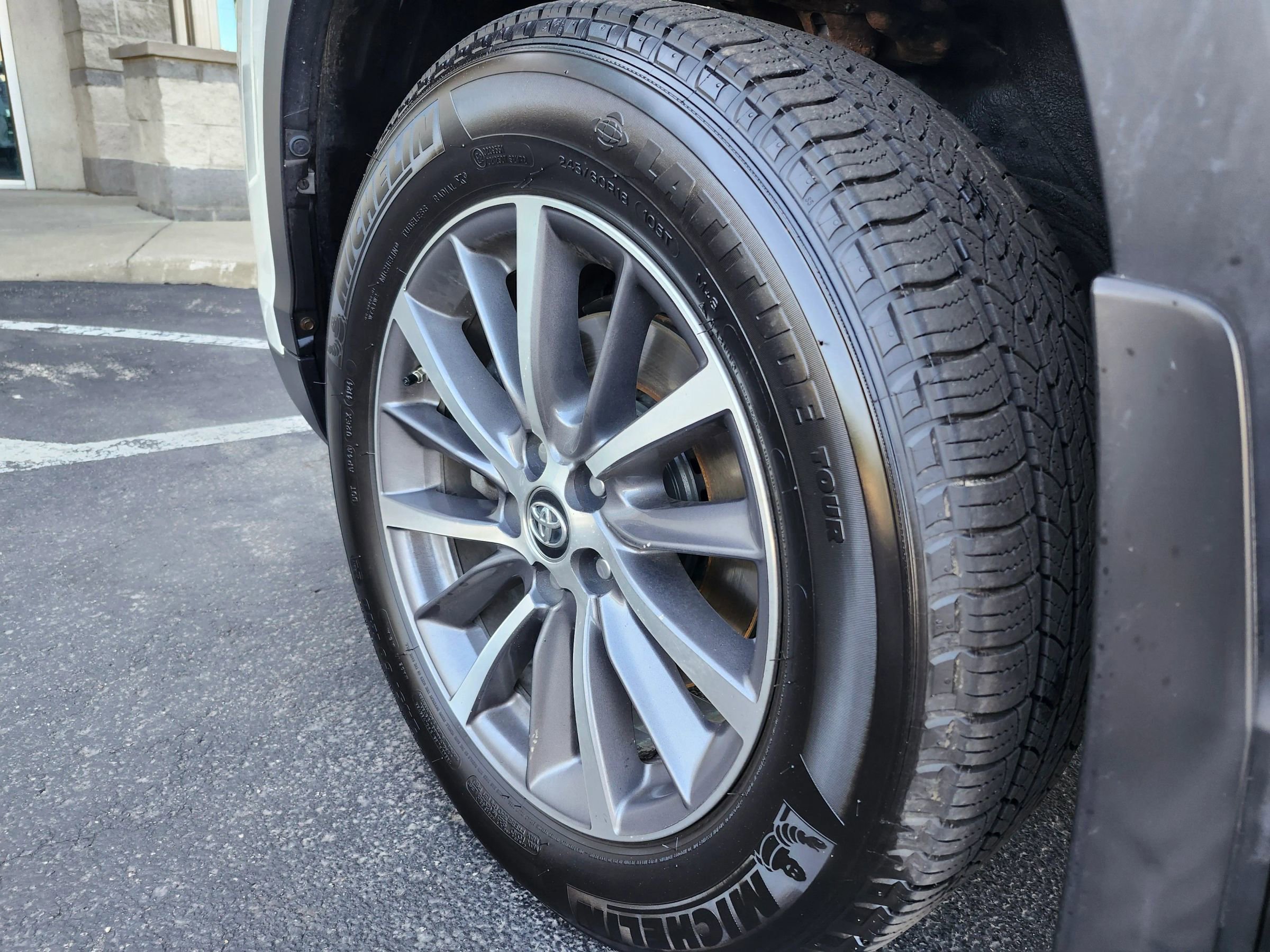 Used 2019 Toyota Highlander XLE AWD/4WD image 35