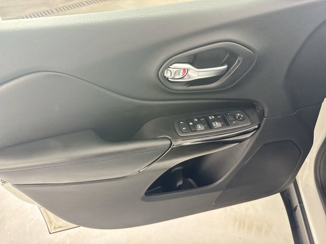 Used 2020 Jeep Cherokee Latitude Plus AWD/4WD image 21