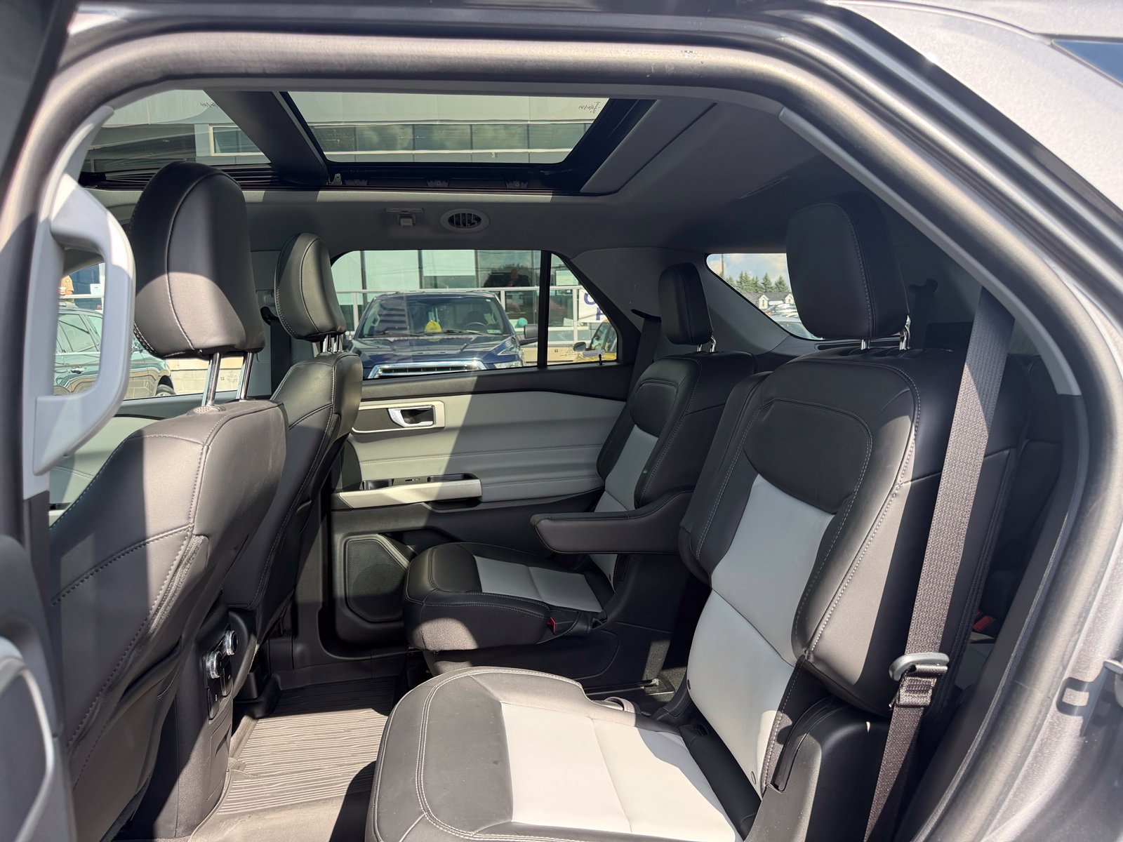 Used 2022 Ford Explorer XLT w/ Equipment Group 202A AWD/4WD image 32