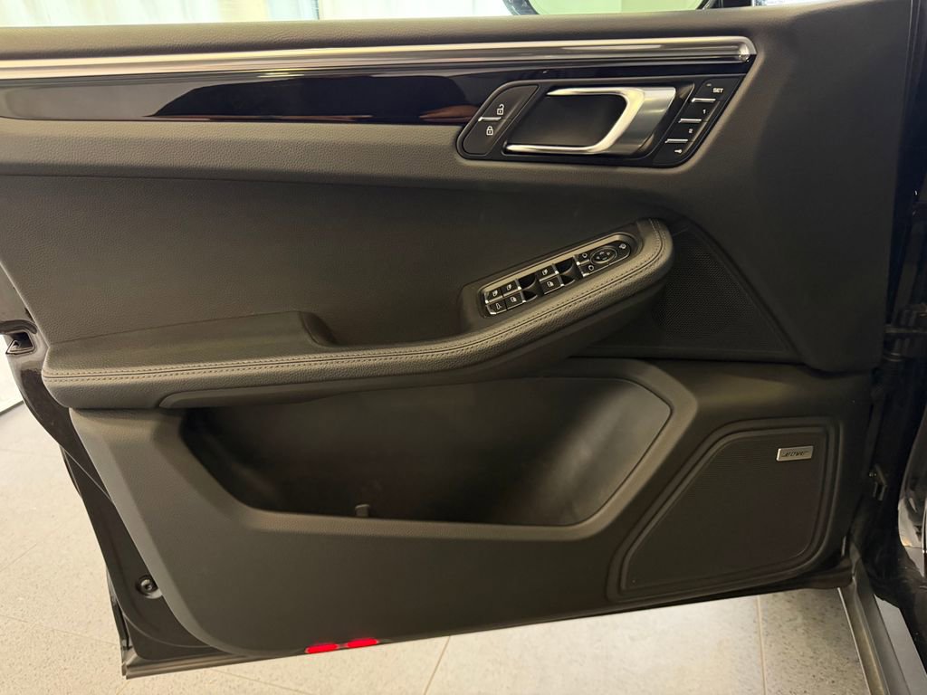 Certified 2024 Porsche Macan S AWD/4WD image 15