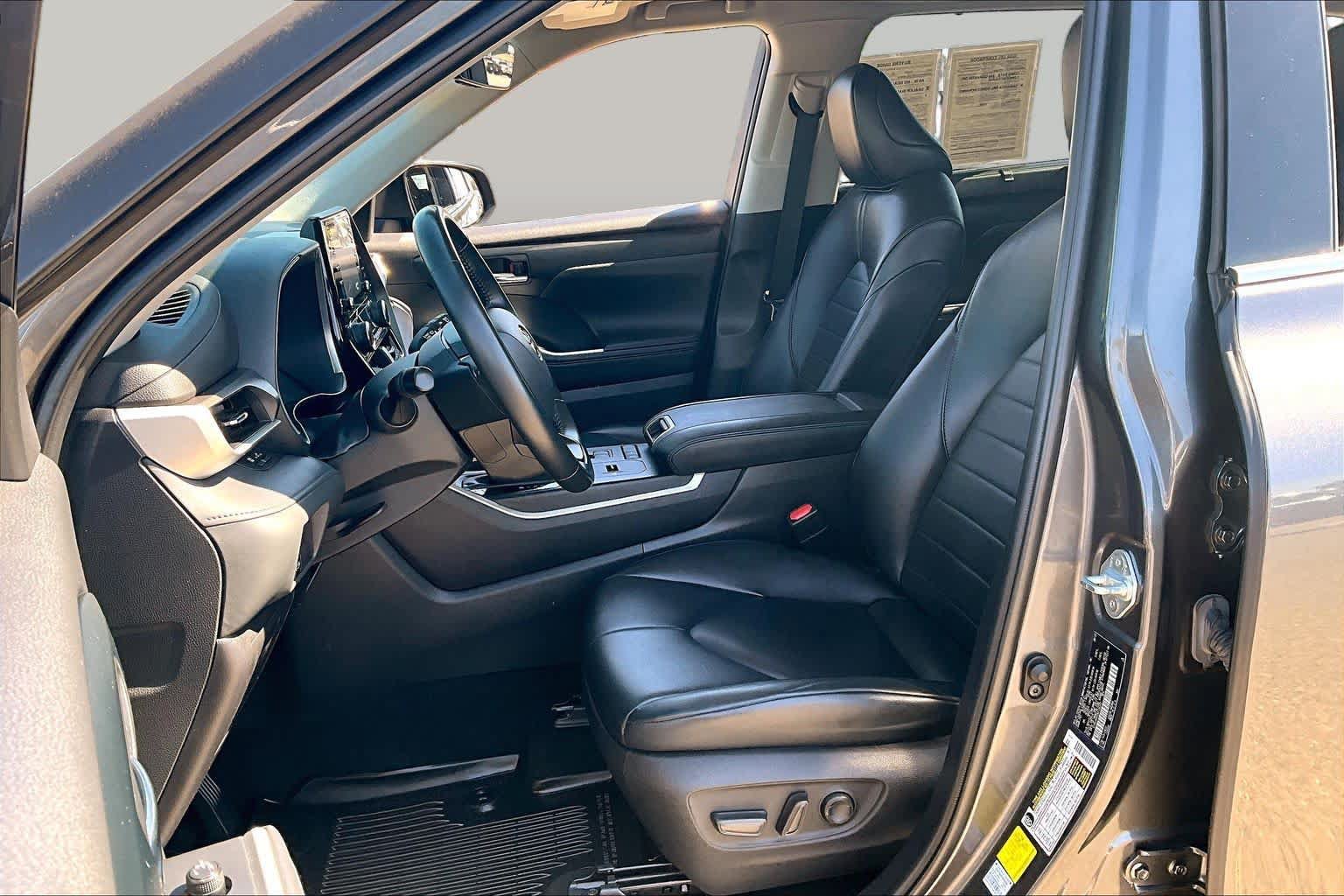 Used 2022 Toyota Highlander XLE FWD image 7