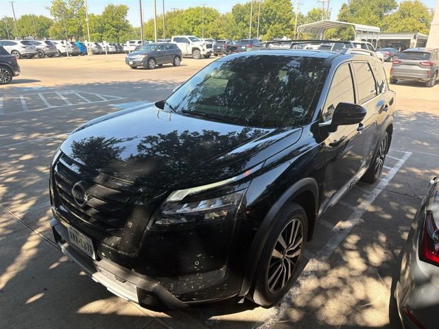 Used 2025 Nissan Pathfinder Platinum FWD image 1