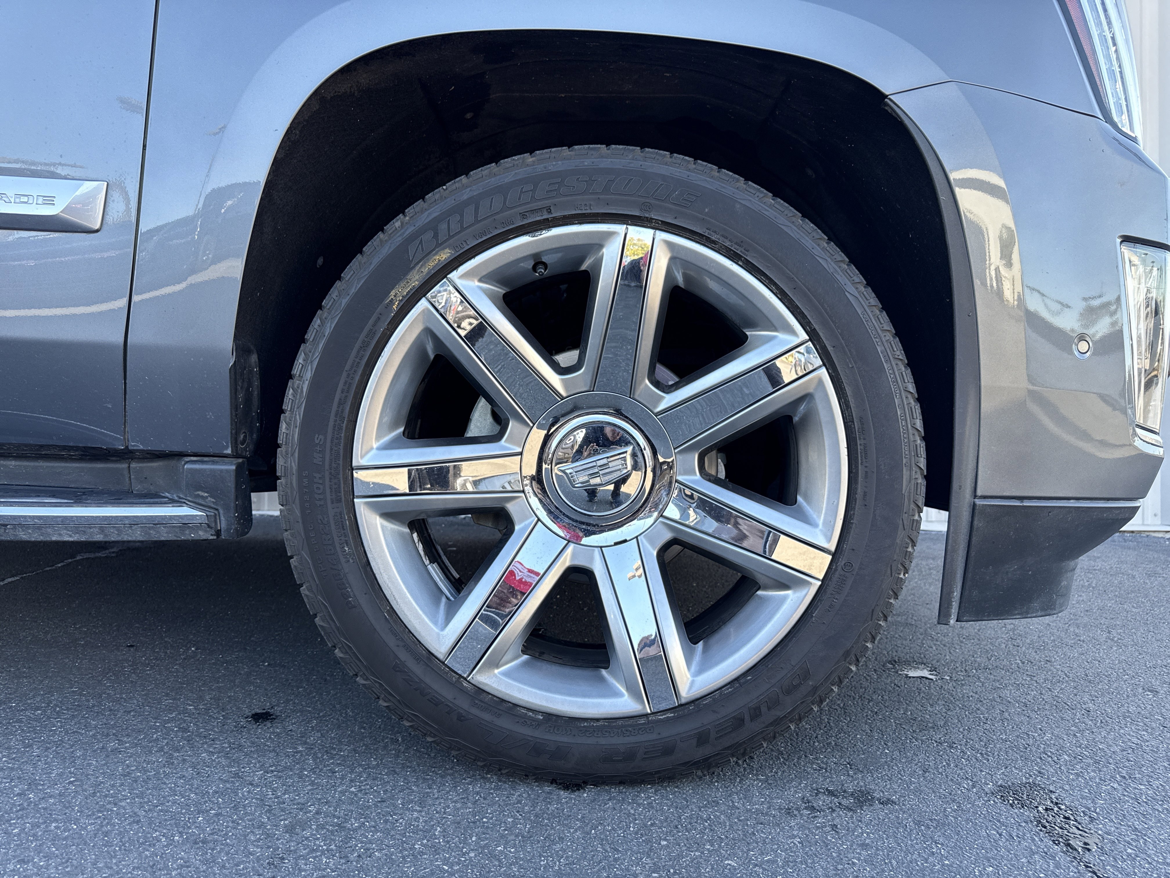 Used 2018 Cadillac Escalade Luxury w/ LPO, Radiant Package image 35