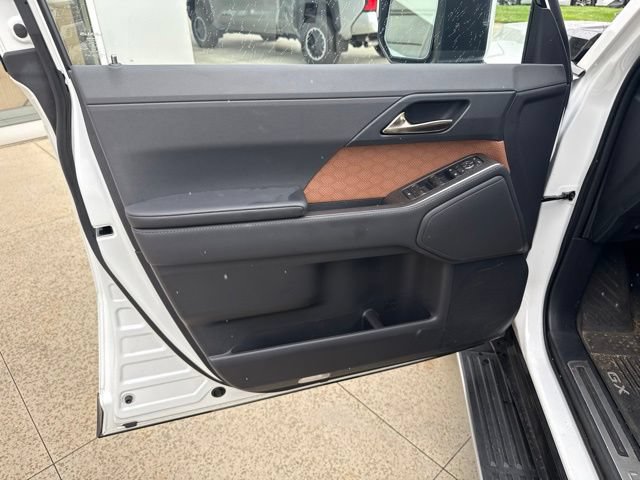 Used 2025 Lexus GX 550 w/ Accessory Package (2T) AWD/4WD image 13