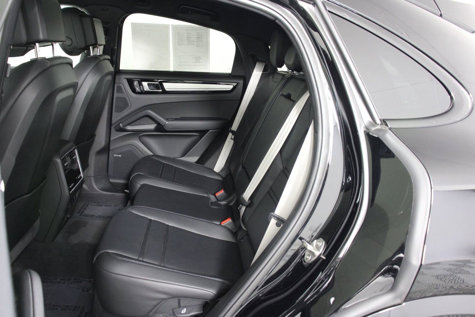 Certified 2023 Porsche Cayenne Platinum Edition image 33