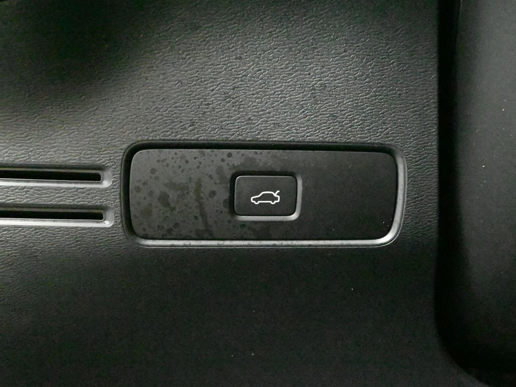 Used 2023 Volvo XC40 B5 Core image 31