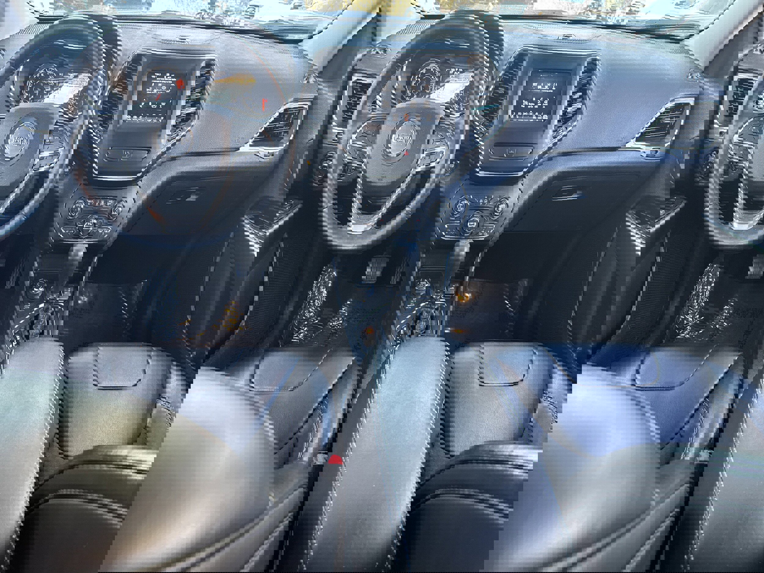 Used 2019 Jeep Cherokee Latitude Plus w/ Comfort/Convenience Group image 14