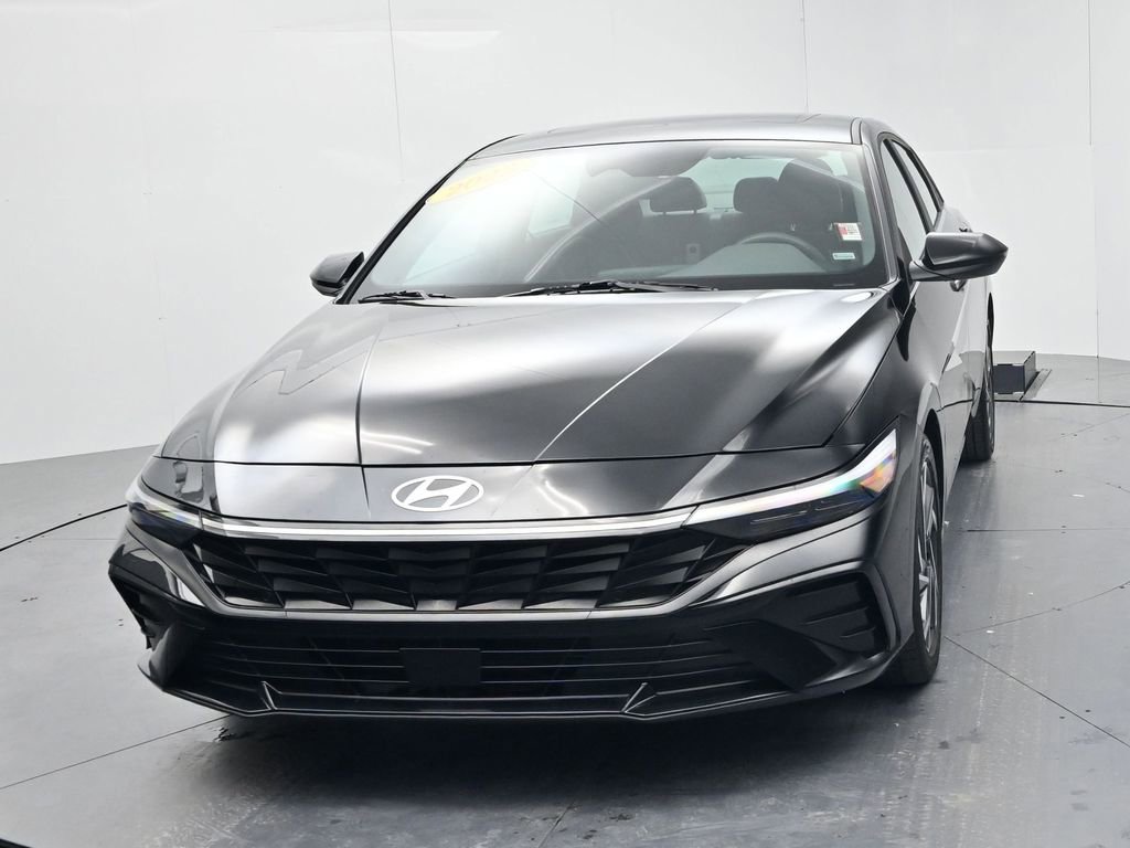 Used 2025 Hyundai Elantra SEL image 3