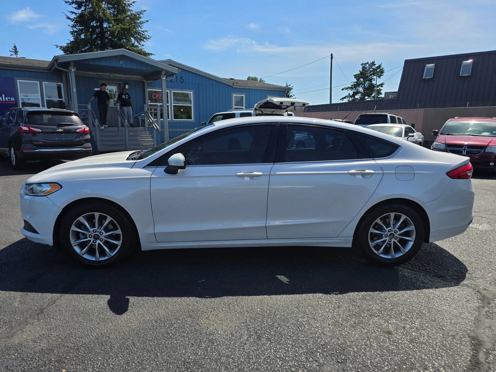 Used 2017 Ford Fusion SE w/ Fusion SE Technology Package FWD image 2