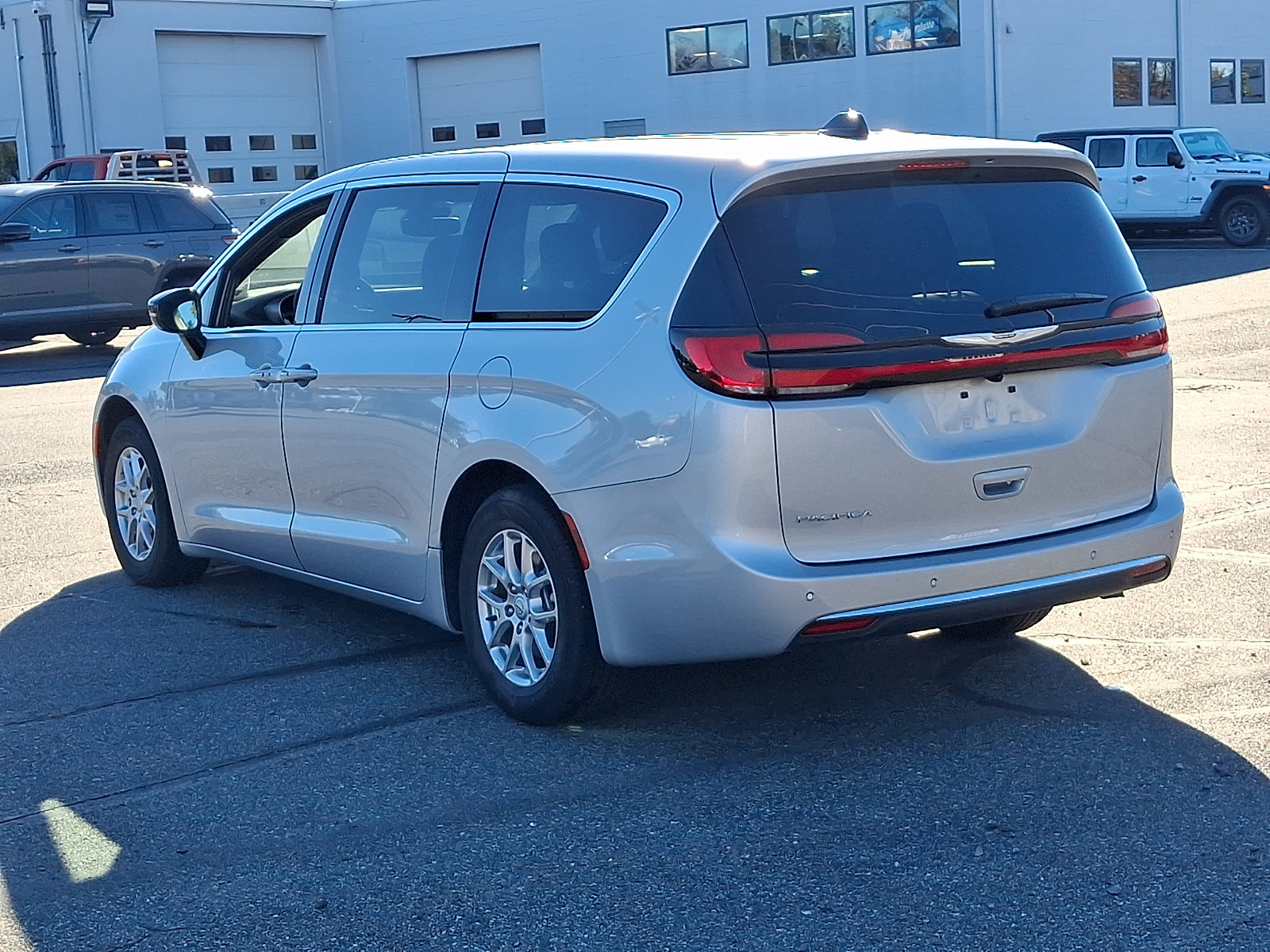 Used 2026 Chrysler Pacifica Select FWD image 4