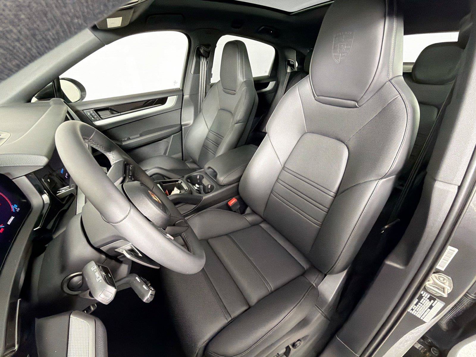 Certified 2025 Porsche Cayenne Coupe AWD/4WD image 5