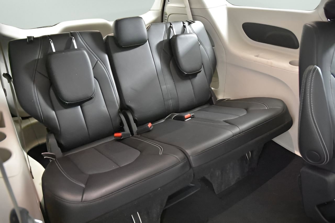 Used 2023 Chrysler Pacifica Touring-L image 36