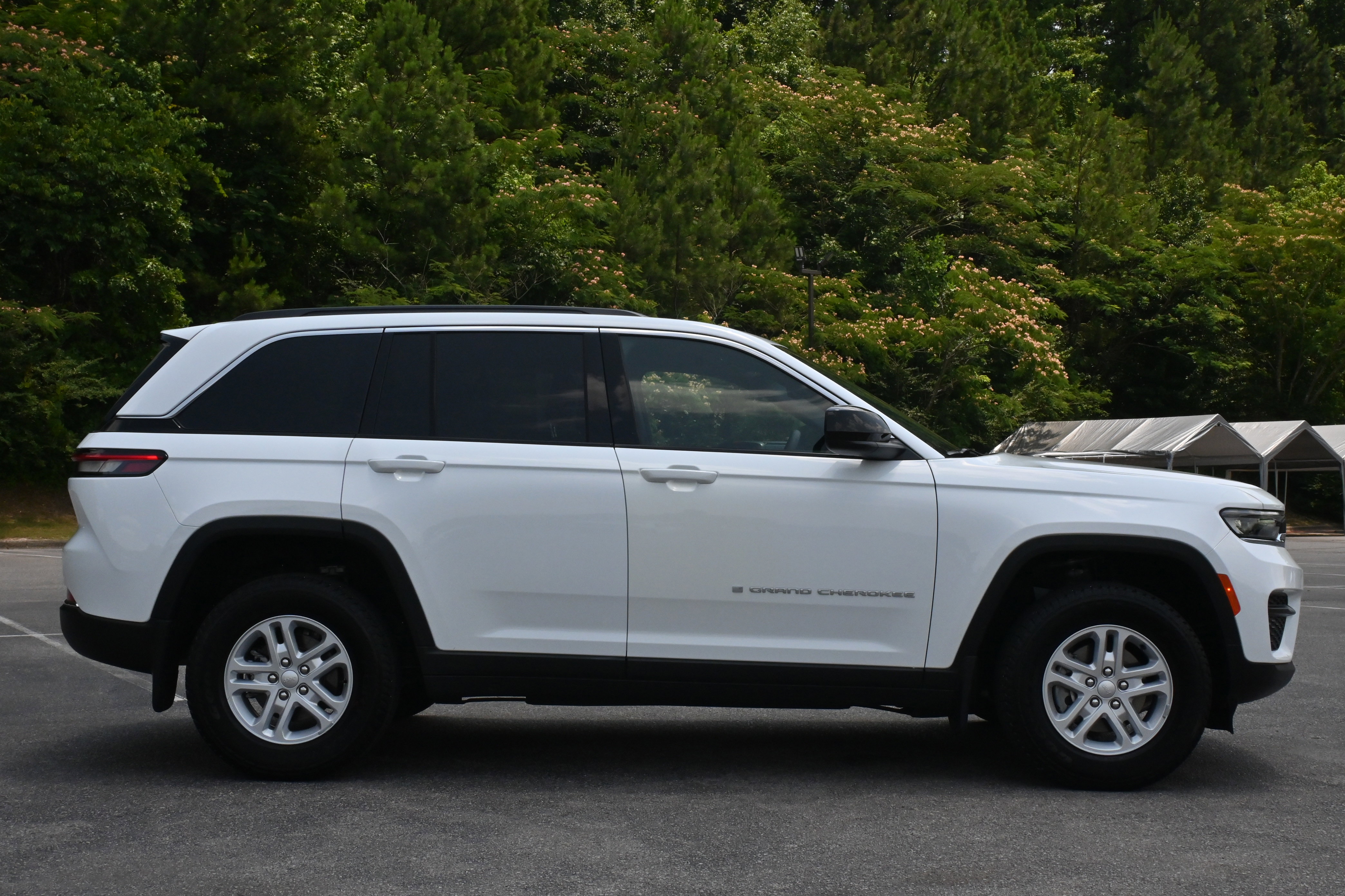 Used 2024 Jeep Grand Cherokee Laredo w/ MOPAR Finishing Package image 10