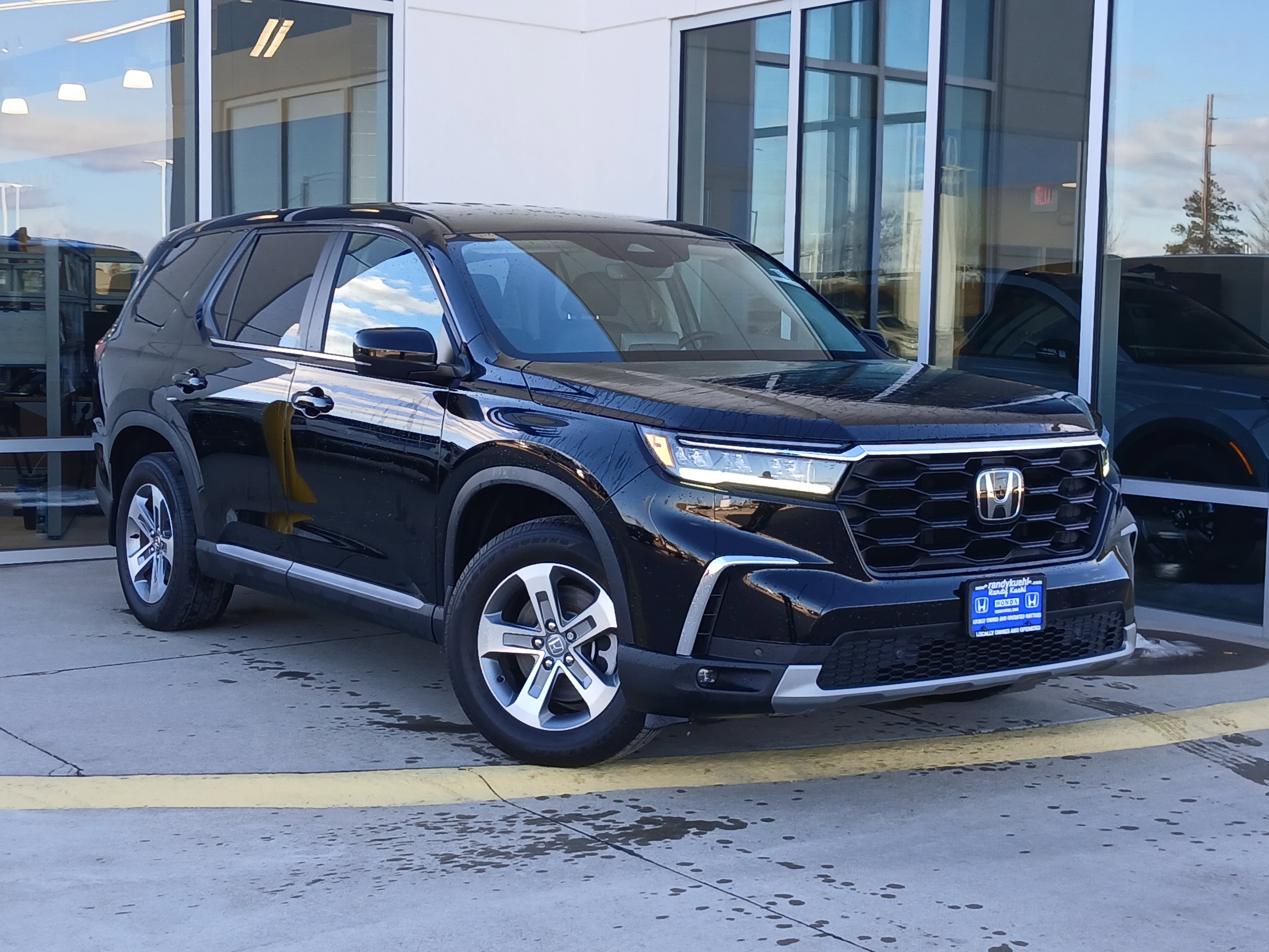 Used 2025 Honda Pilot EX-L image 2