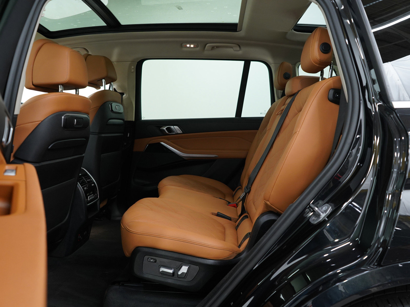 Used 2023 BMW X7 xDrive40i w/ Climate Comfort Package image 22