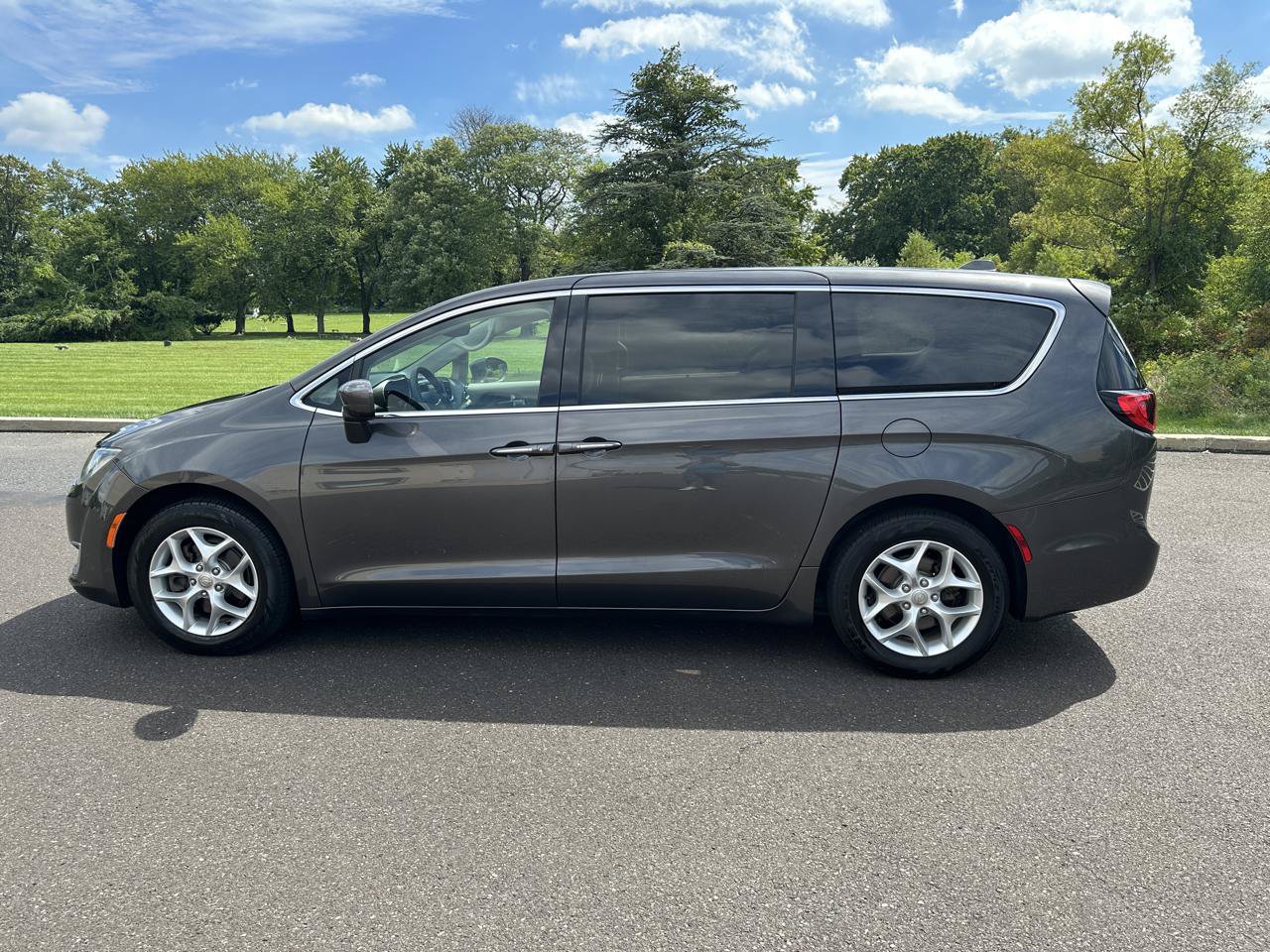Used 2018 Chrysler Pacifica Touring Plus w/ Tire & Wheel Group FWD image 9