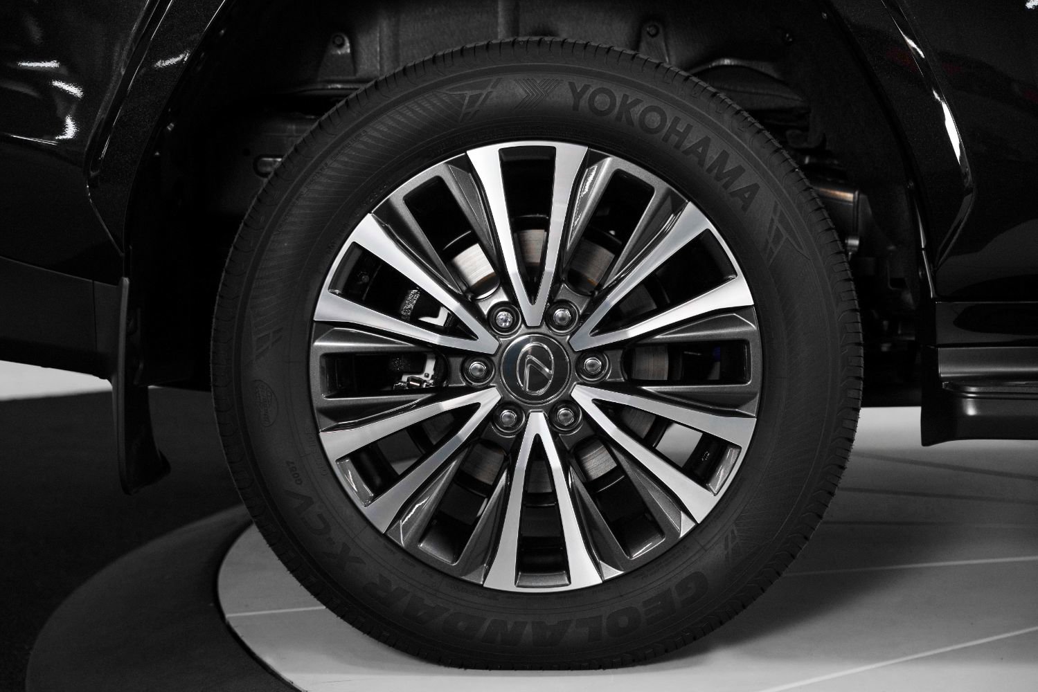 Used 2024 Lexus LX 600 4WD w/ Premium Package image 23