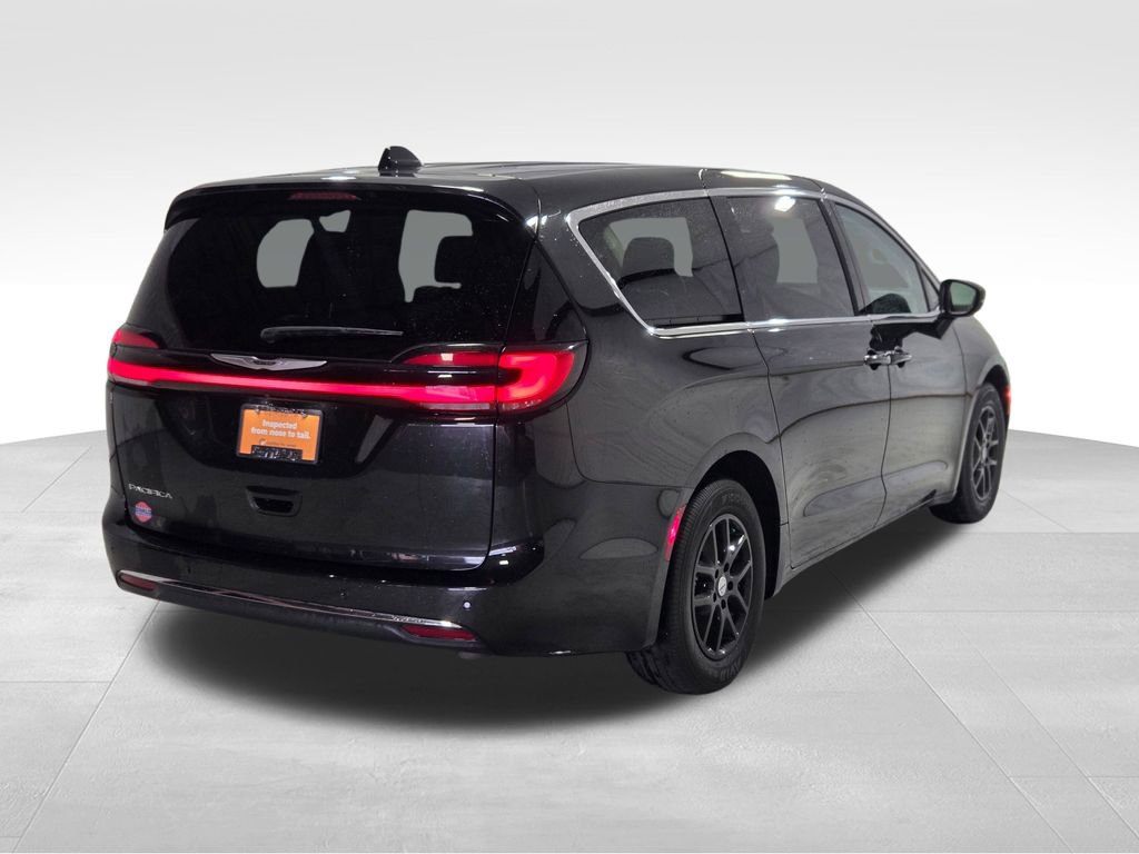 Used 2023 Chrysler Pacifica Touring-L image 5