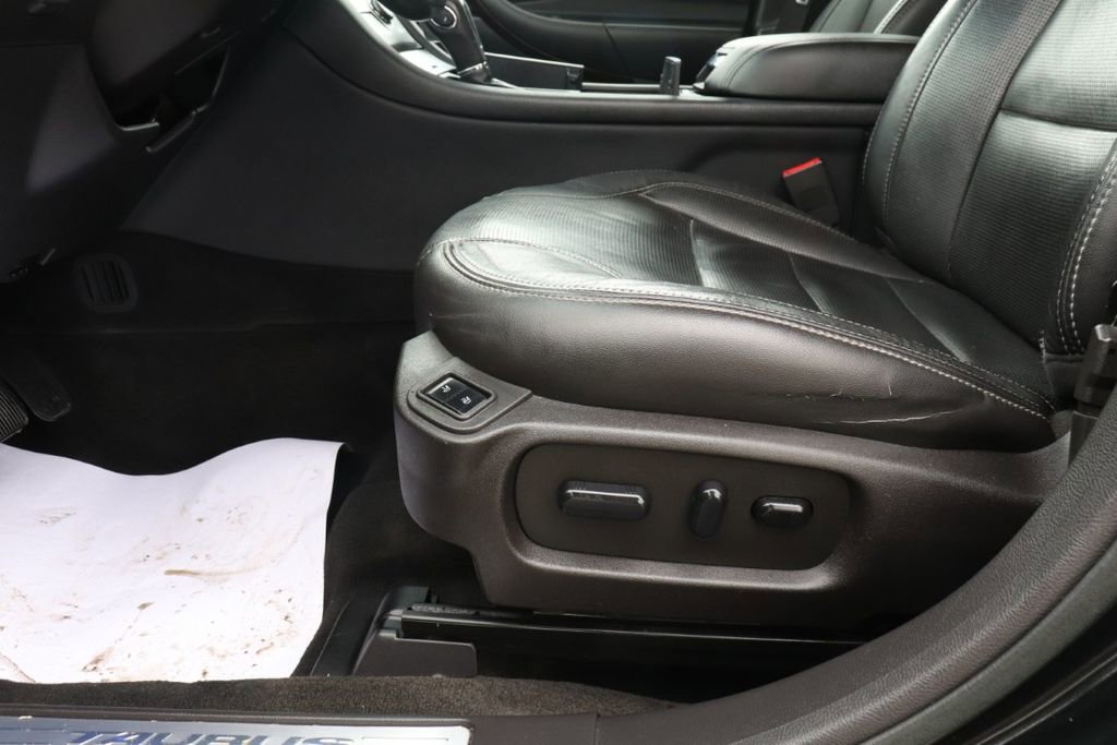 Used 2015 Ford Taurus Limited FWD image 32