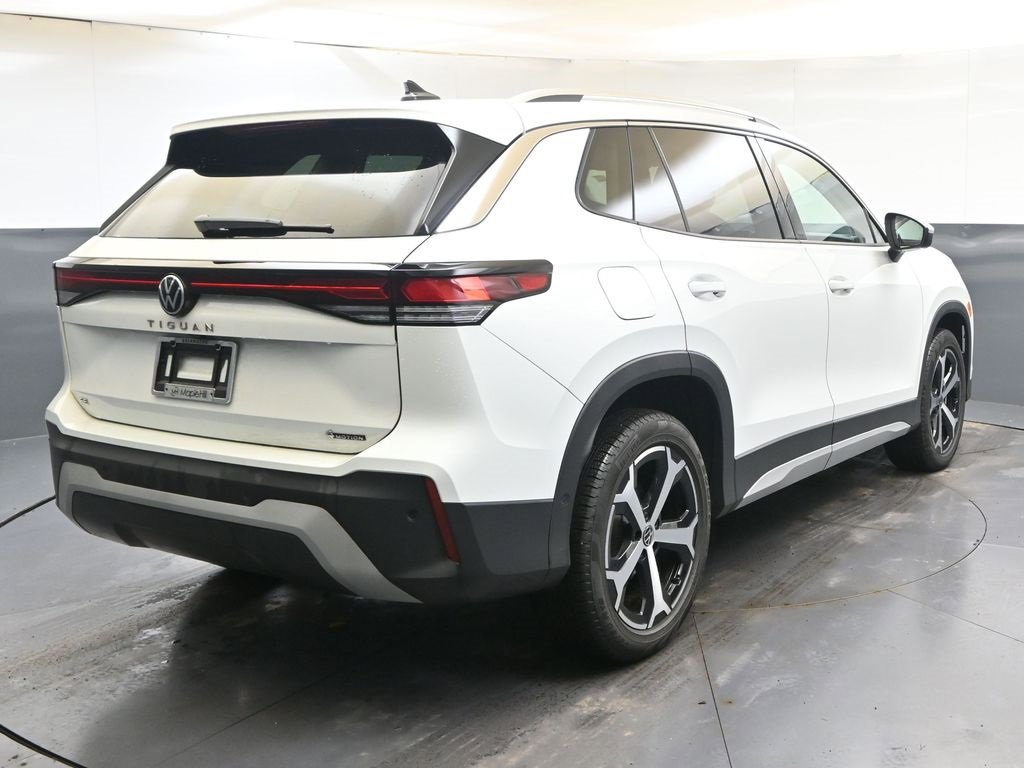 Used 2025 Volkswagen Tiguan SE w/ Panoramic Sunroof Package image 5