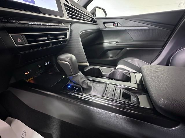 Used 2025 Toyota Camry SE w/ Convenience Package image 27