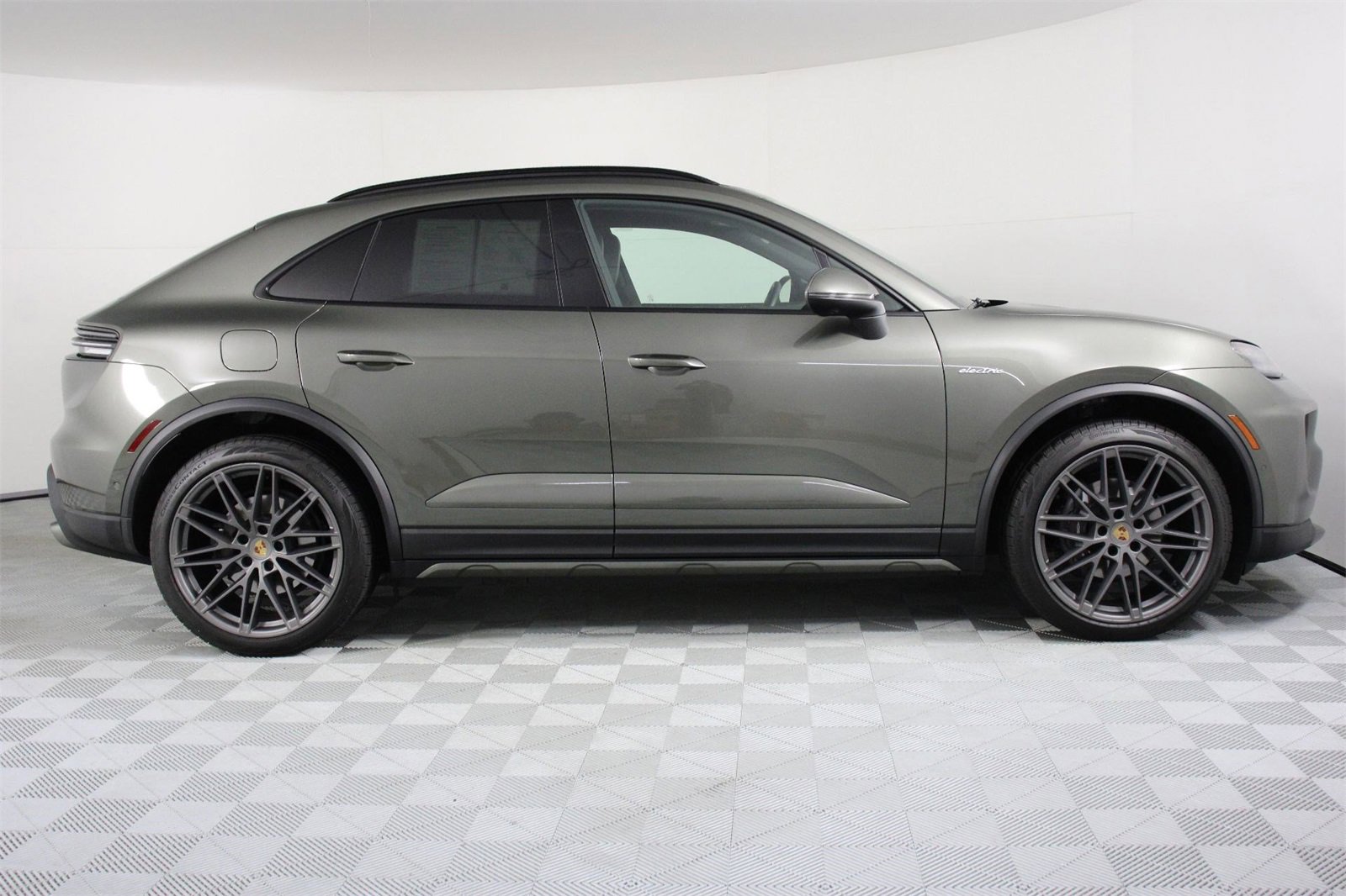 Used 2025 Porsche Macan Electric image 8