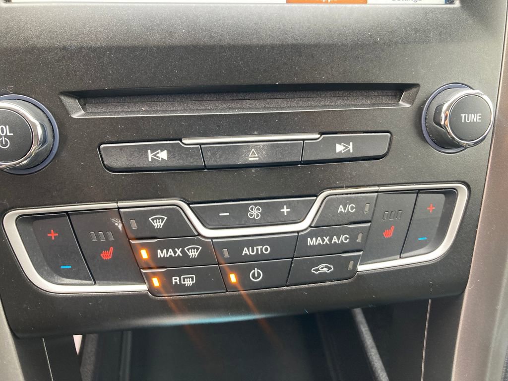 Used 2017 Ford Fusion SE w/ Fusion SE Technology Package image 41