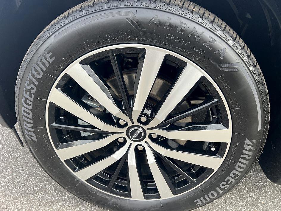 Certified 2024 Nissan Pathfinder Platinum w/ Black Appearance Package image 9