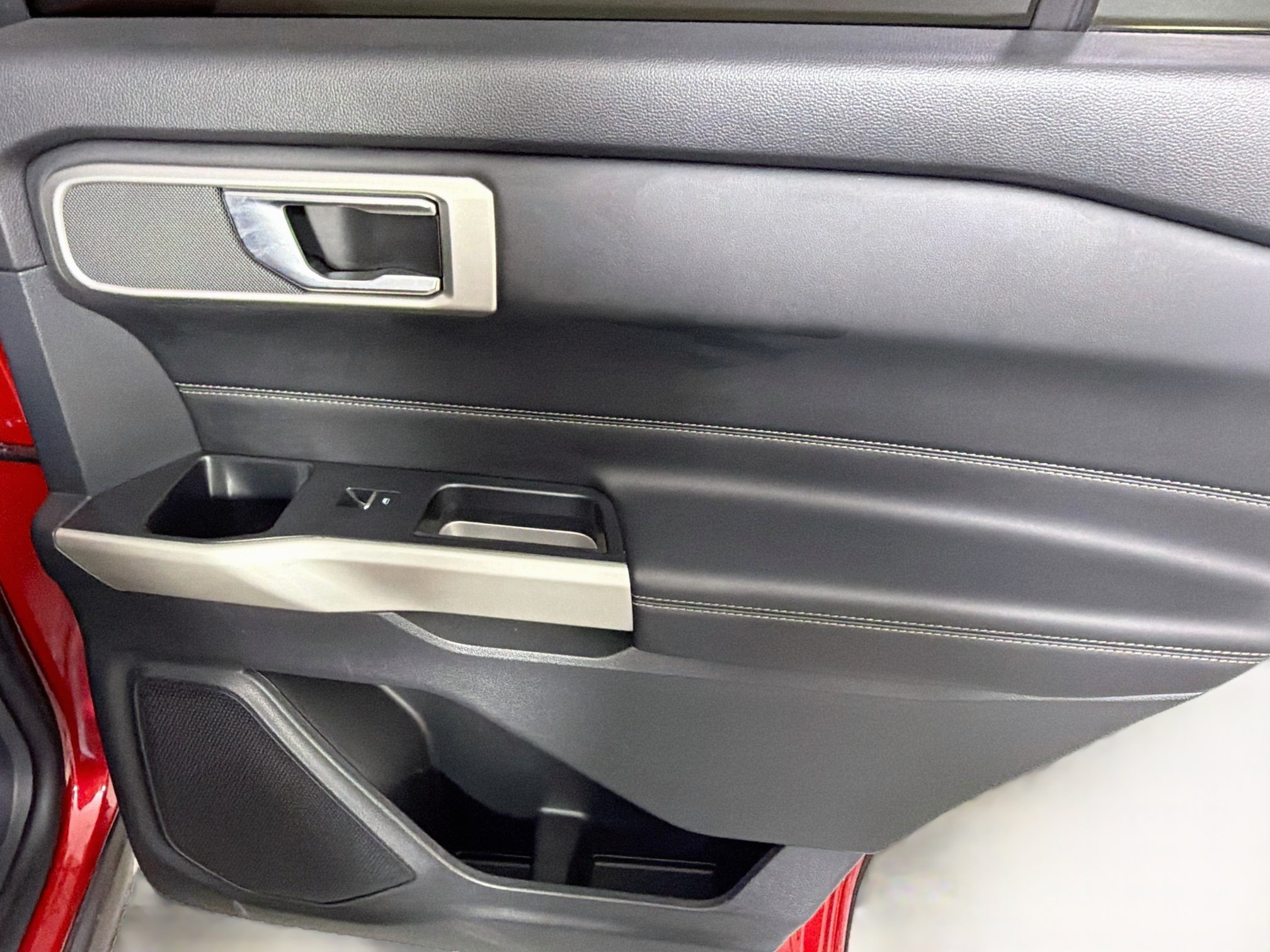 Used 2020 Ford Explorer XLT w/ Equipment Group 202A RWD image 30