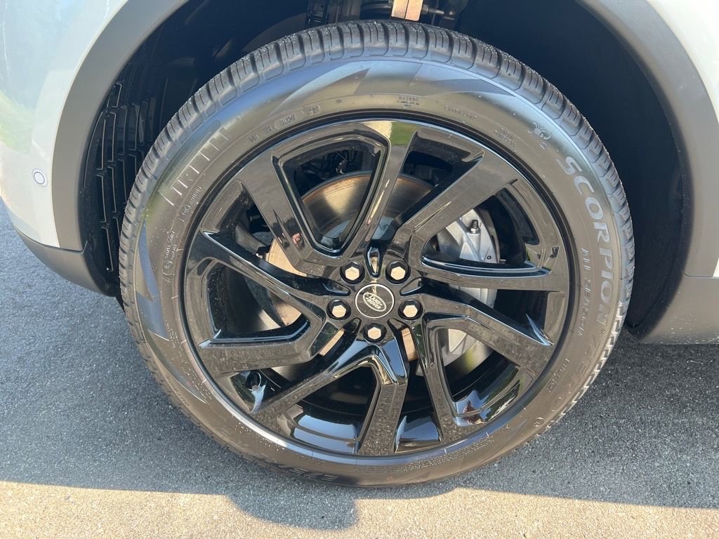 New 2025 Land Rover Discovery S image 9