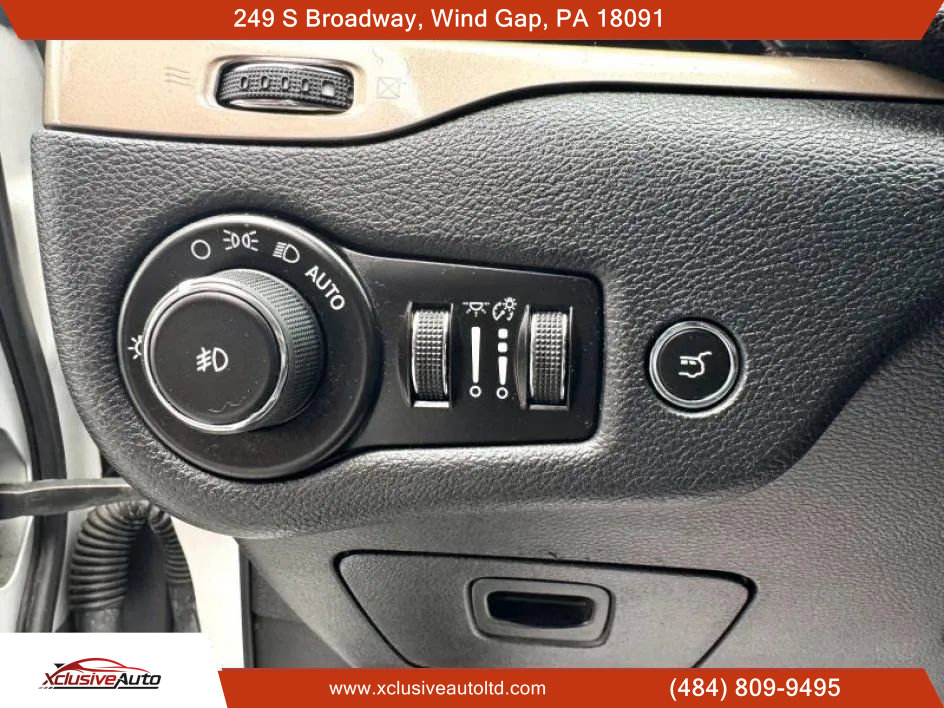 Used 2016 Jeep Cherokee 75th Anniversary image 28