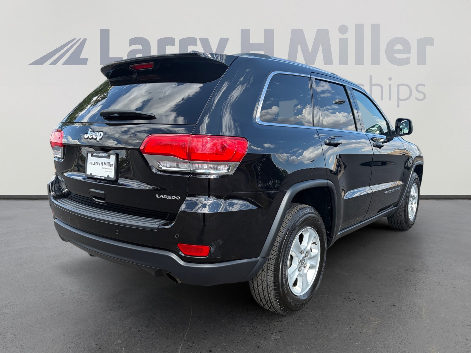 Used 2017 Jeep Grand Cherokee Laredo w/ Quick Order Package 23E AWD/4WD image 5