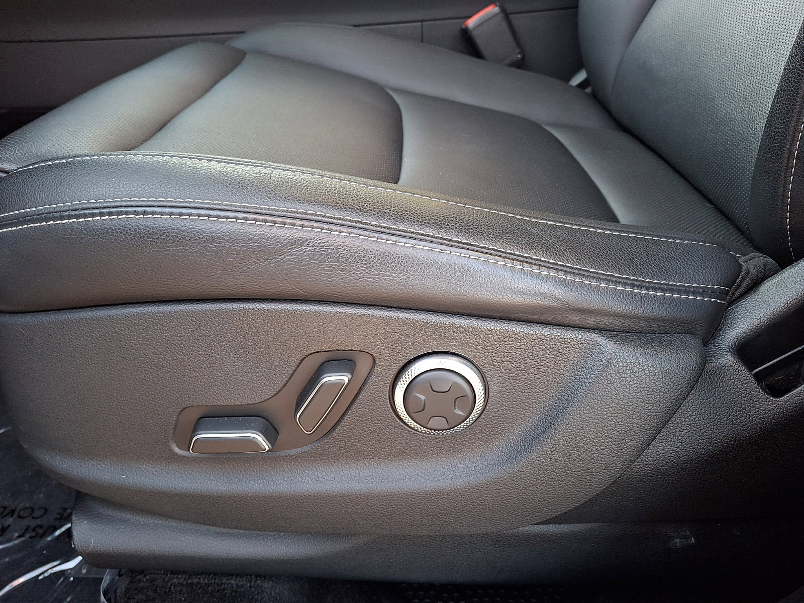 Certified 2023 Genesis GV70 2.5T w/ Select Package image 15