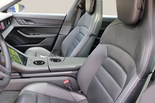 Used 2022 Porsche Taycan image 14