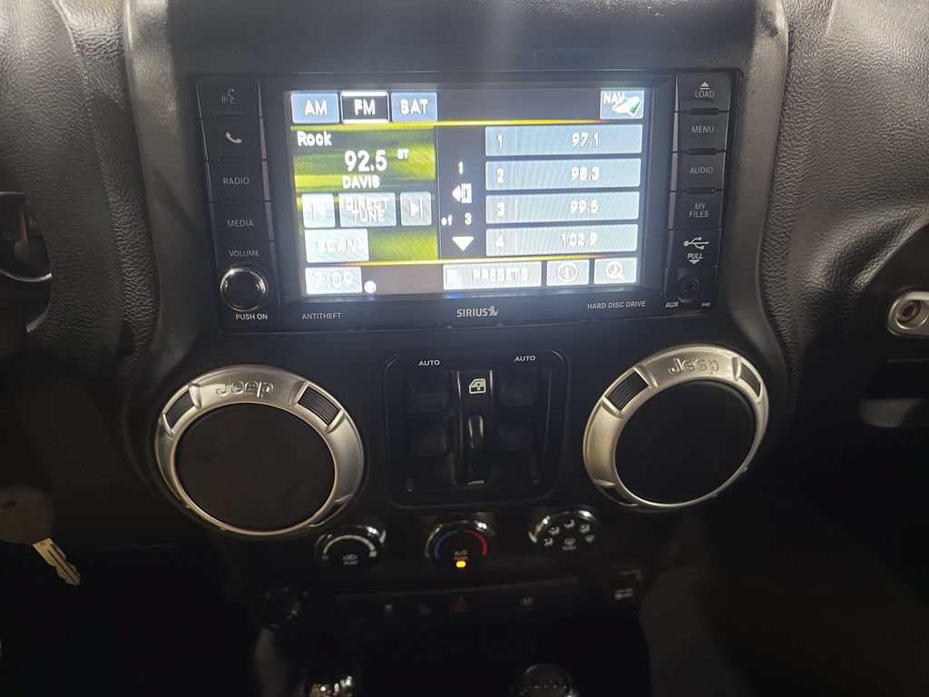 Used 2015 Jeep Wrangler Unlimited Sahara w/ Connectivity Group AWD/4WD image 20