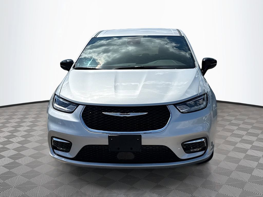 Used 2026 Chrysler Pacifica Select image 2