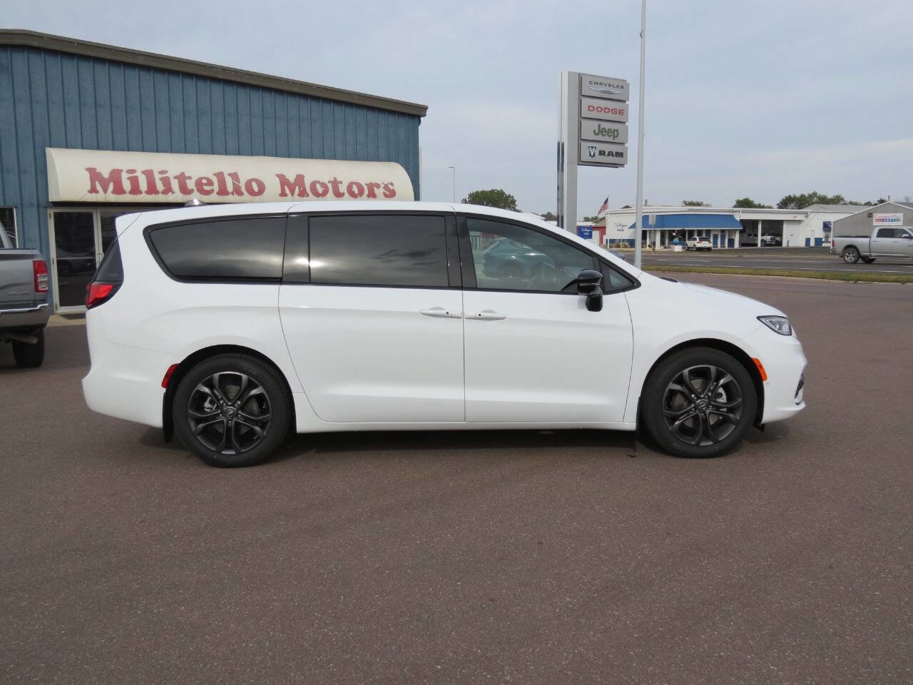 New 2026 Chrysler Pacifica Select image 5