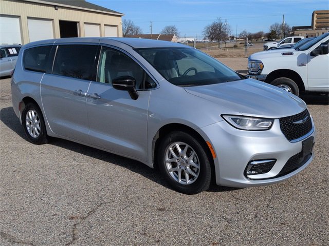 Used 2024 Chrysler Pacifica Touring-L image 7