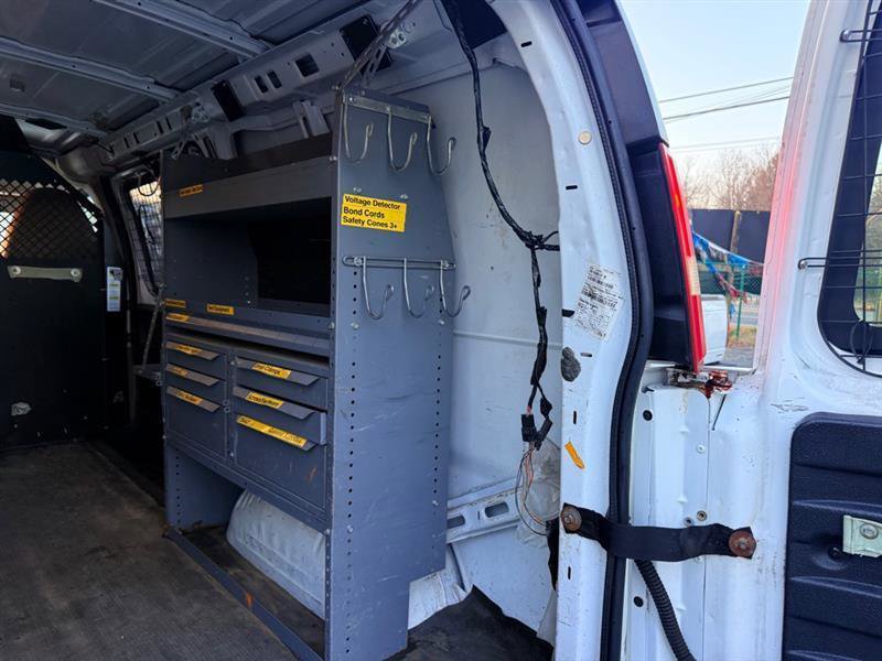 Used 2011 Chevrolet Express 2500 RWD image 21