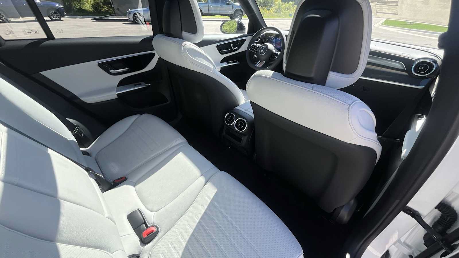 Used 2027 Mercedes-Benz GLC 300 4MATIC image 11