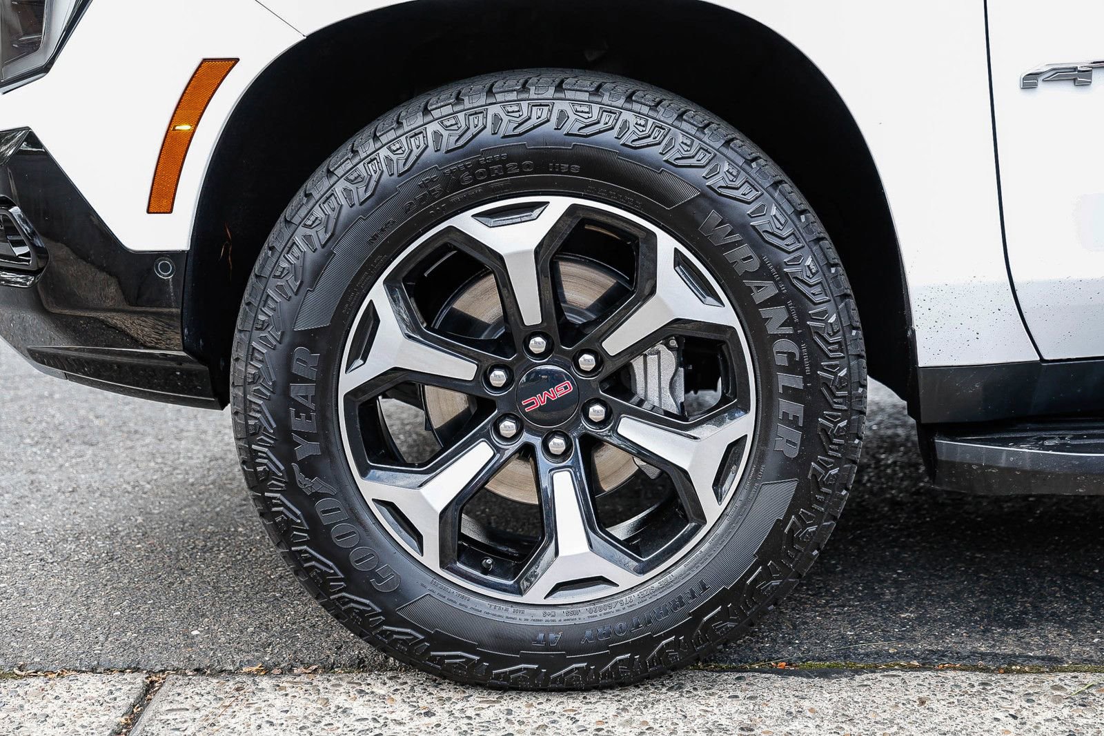 Used 2025 GMC Yukon XL AT4 image 9