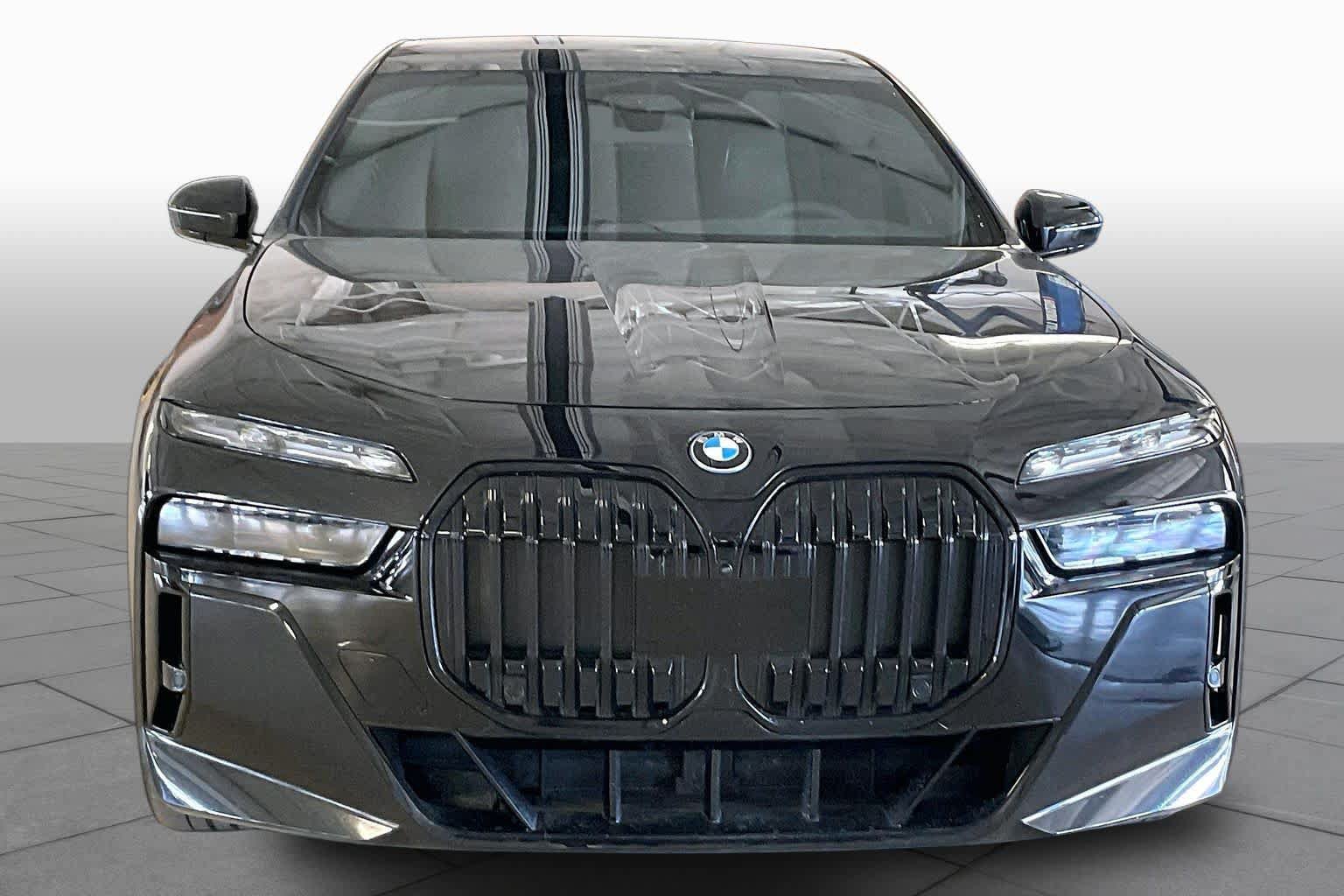 Used 2024 BMW i7 xDrive60 w/ Executive Package AWD/4WD image 3