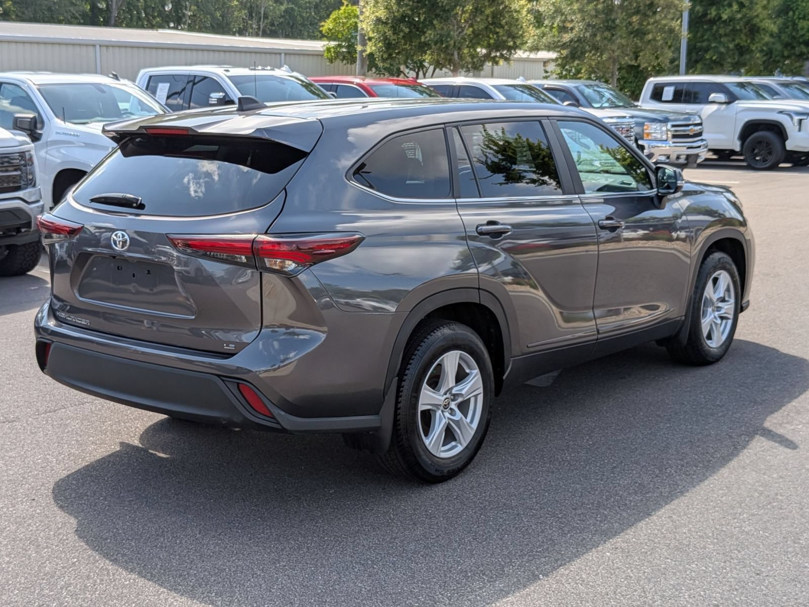 Used 2024 Toyota Highlander LE FWD image 3