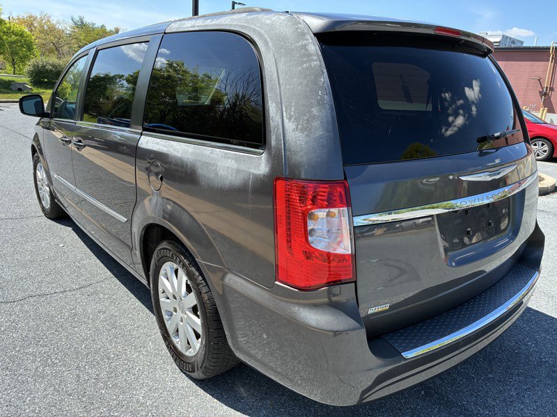 Used 2016 Chrysler Town & Country Touring FWD image 3