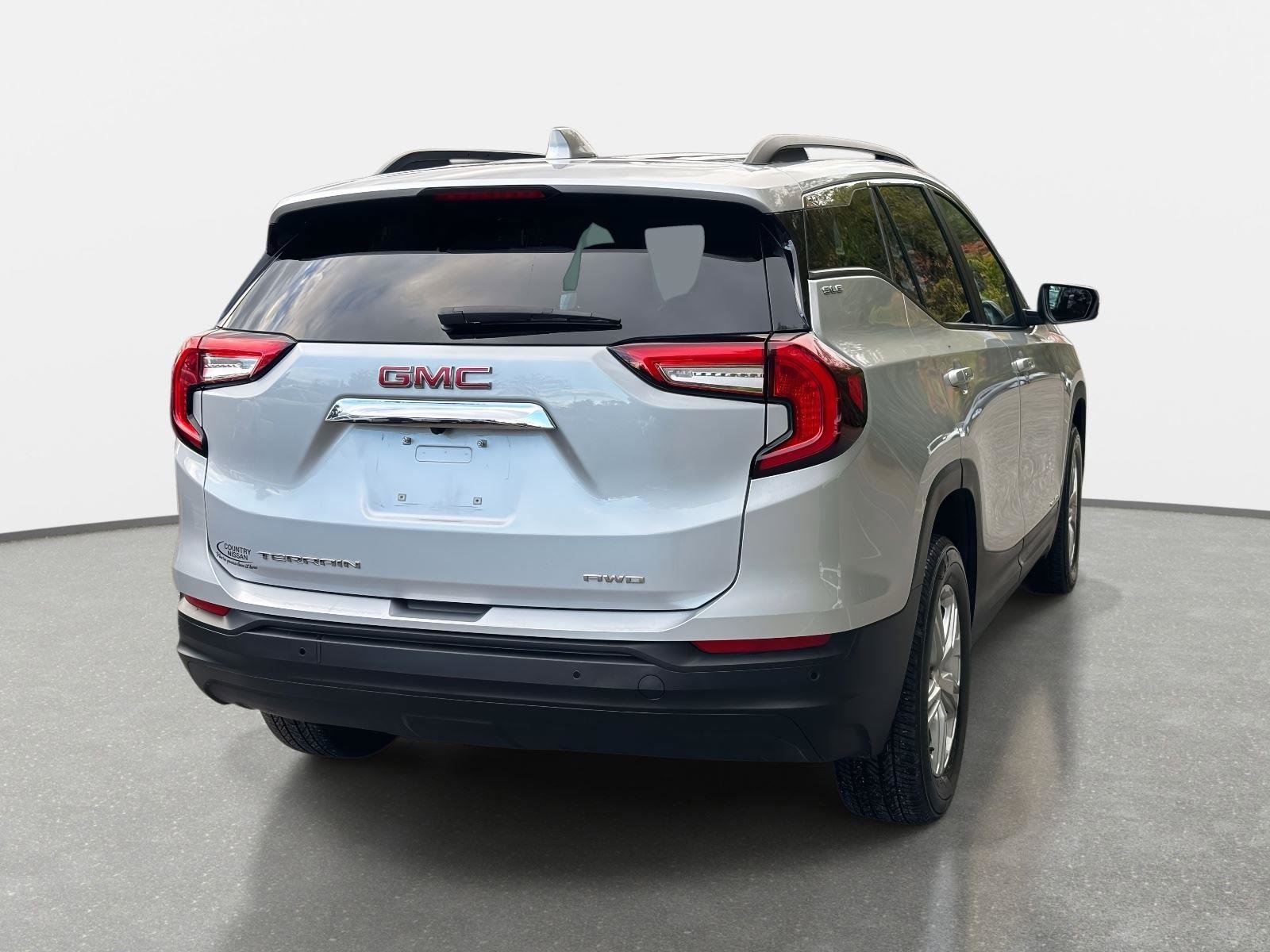 Used 2022 GMC Terrain SLE w/ Driver Convenience Package image 5