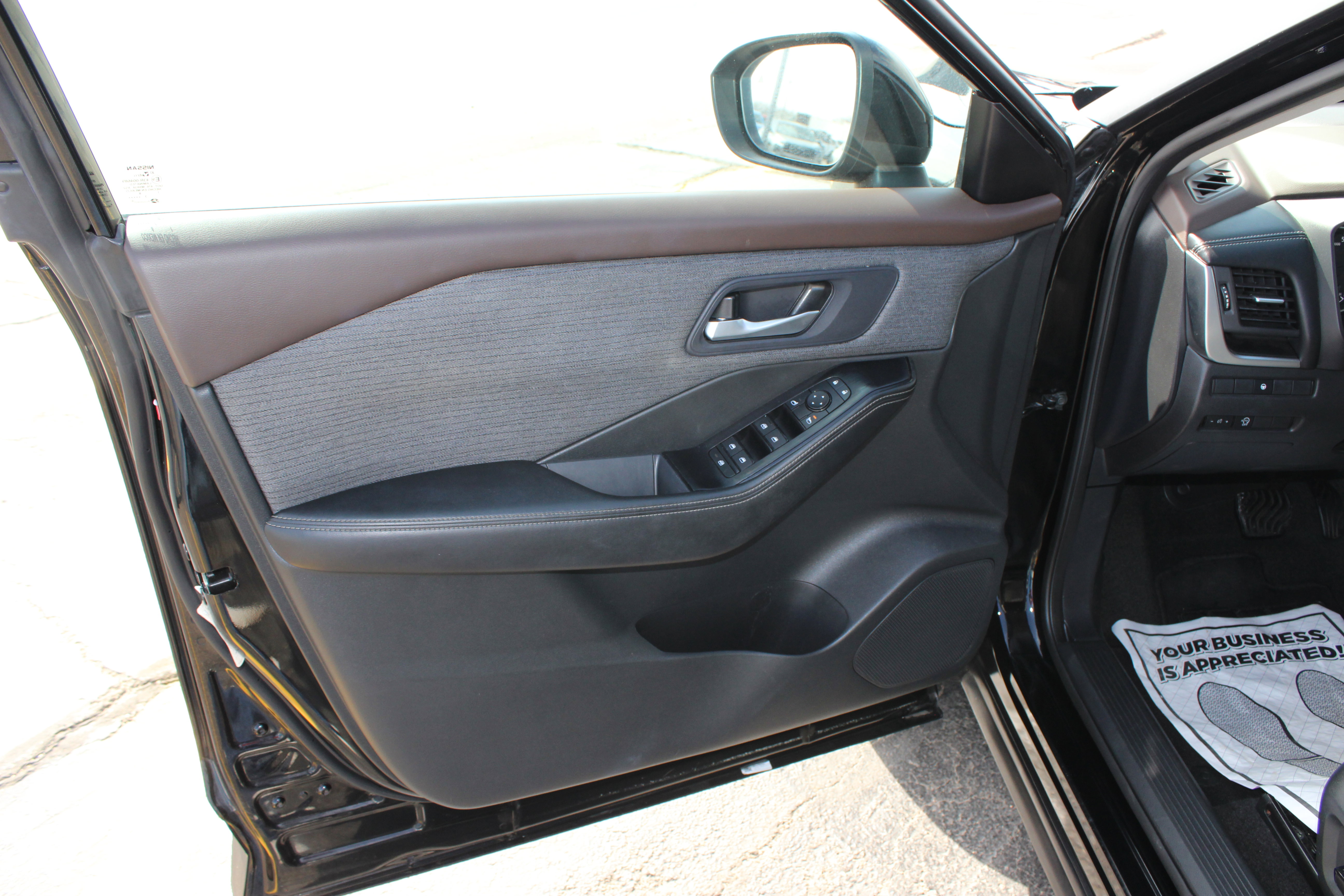 Used 2023 Nissan Rogue SV image 18