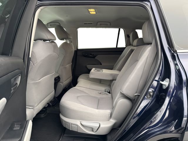 Used 2024 Toyota Highlander LE AWD/4WD image 11